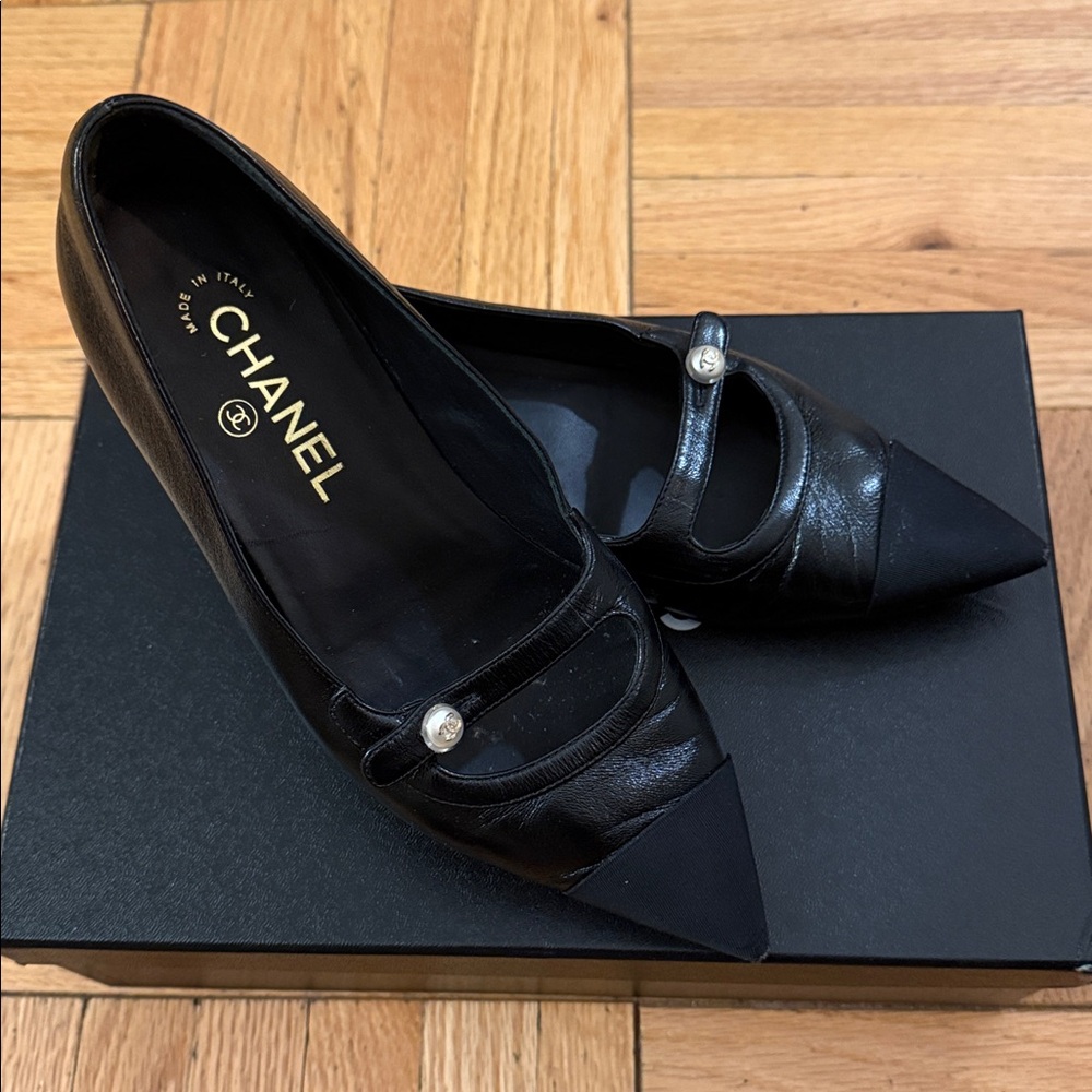 CHANEL Black Leather Ballet Flats - Picture 4 of 15